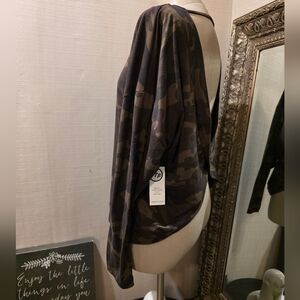 *NWT* Fashion To Figure Camouflage V-Back Women Top.  Sz 1